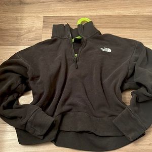 The North Face Cropped 1/4 zip in Black Size M